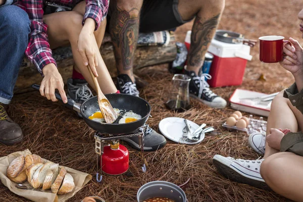 Jóvenes amigos viajeros en el bosque — Foto de Stock