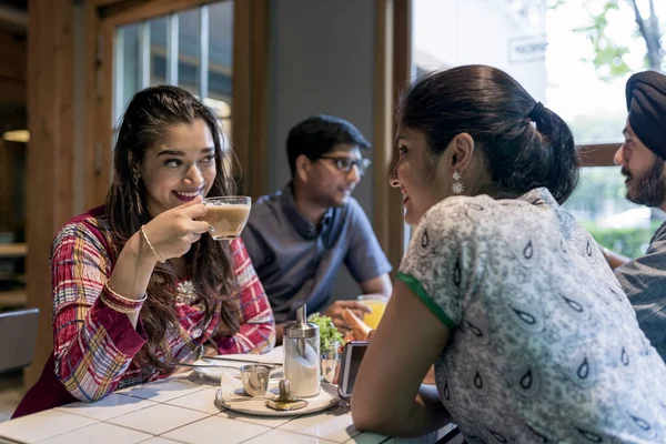 Hermosos amigos indios en el restaurante —  Fotos de Stock