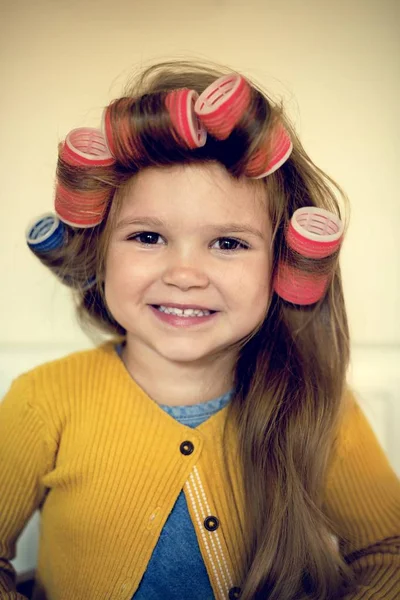 Holčička s natáčky na vlasy — Stock fotografie