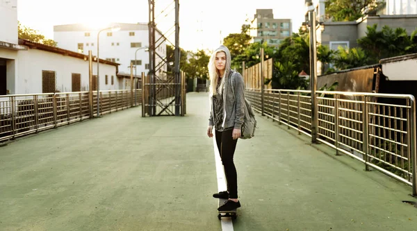 Έφηβος κορίτσι ιππασία Skateboard — Φωτογραφία Αρχείου