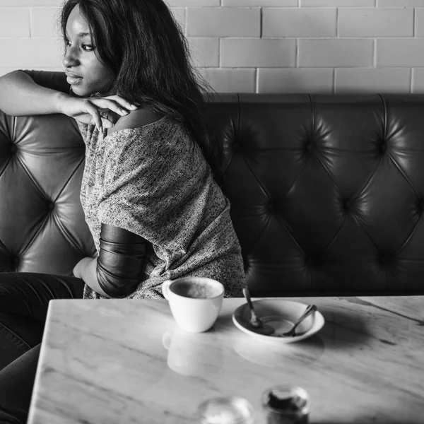 Hermosa mujer en la cafetería —  Fotos de Stock