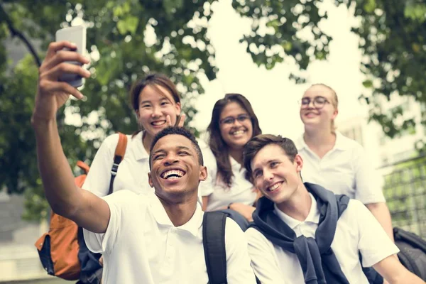 Zróżnicowane studentów co selfie — Zdjęcie stockowe