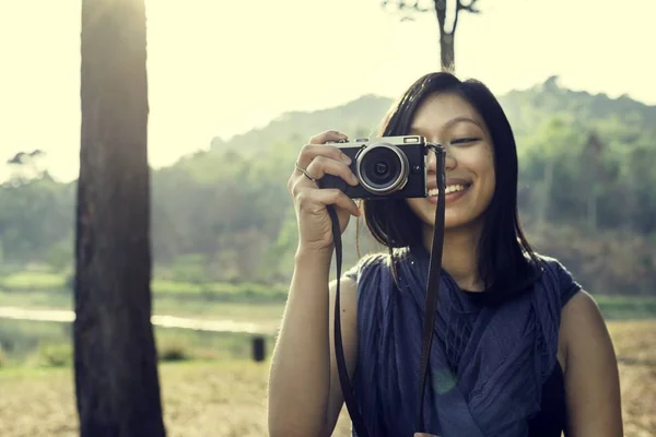 Mulher fotógrafa segurando câmera — Fotografia de Stock