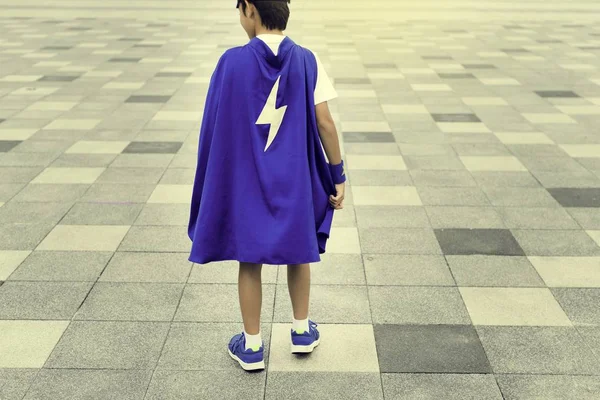 Rapaz super-herói em Costome Energy — Fotografia de Stock