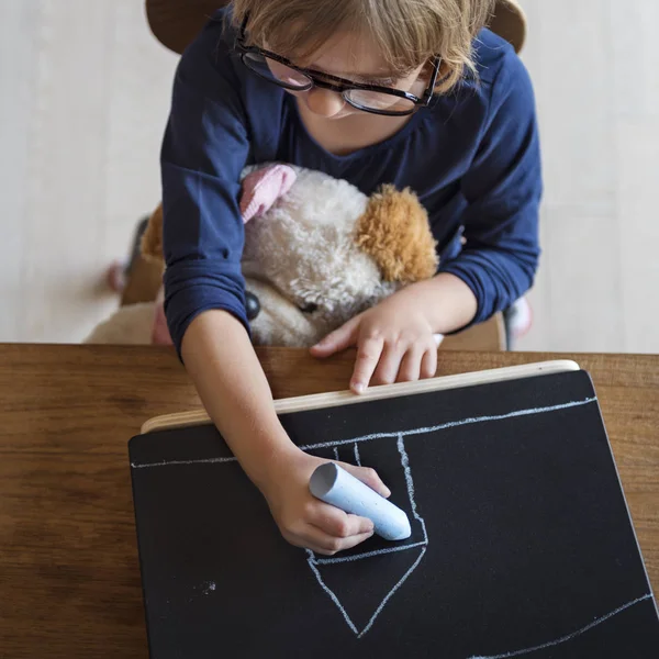 Menina desenho no quadro negro — Fotografia de Stock