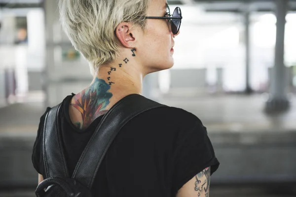 Mulher elegante com tatuagens — Fotografia de Stock