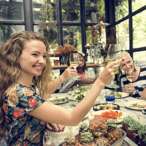 Ženy na večeři — Stock fotografie