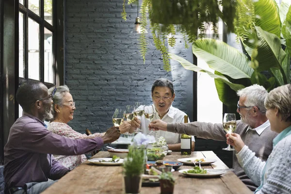 Встреча группы старших пенсионеров — стоковое фото