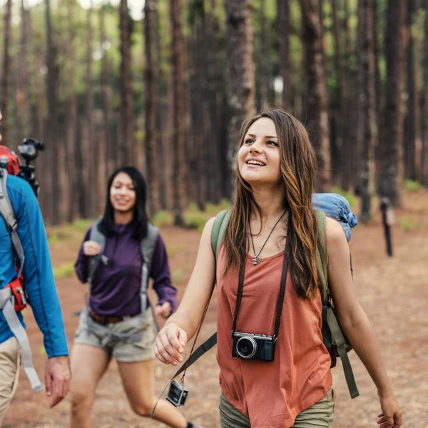 Jonge vrienden reizigers in bos — Stockfoto