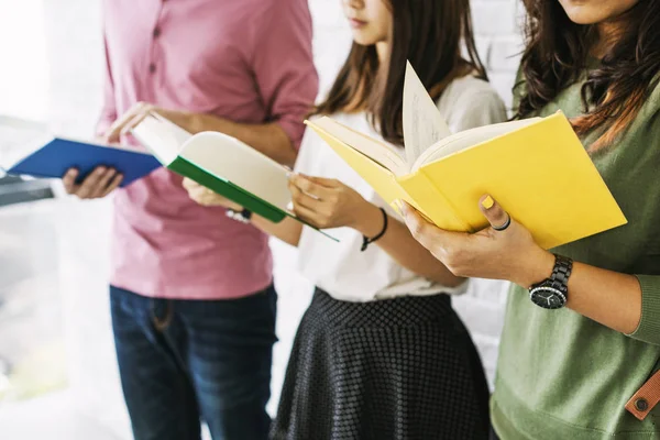 Estudantes lendo livros — Fotografia de Stock