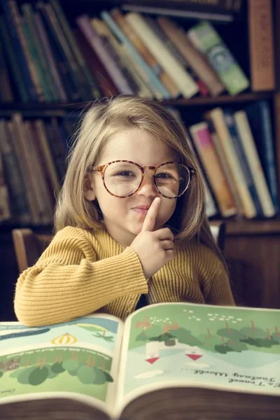 Adorável livro de leitura menina — Fotografia de Stock