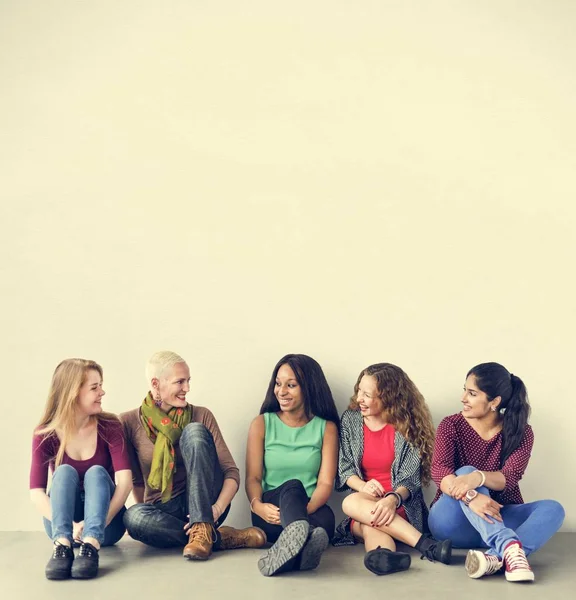 Frauen sitzen auf dem Boden — Stockfoto