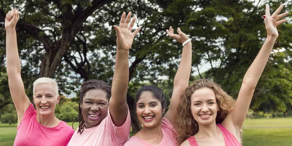 Les femmes se soutiennent mutuellement — Photo