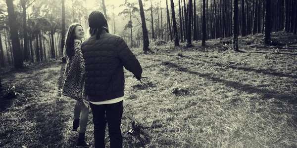 Paar hält Händchen im Wald — Stockfoto
