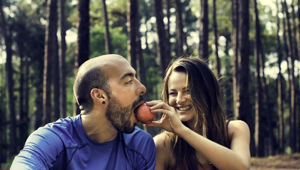 Jovens amigos viajantes na floresta — Fotografia de Stock