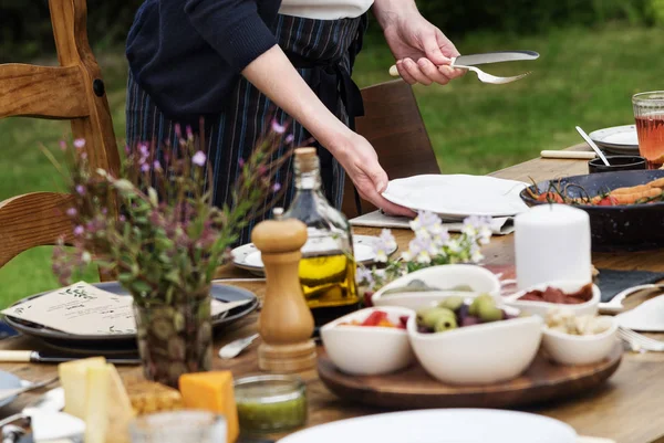 Mujer preparando mesa para la cena — Foto de Stock