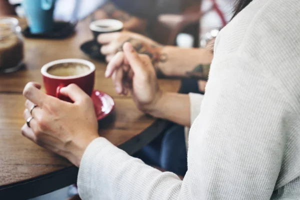 Människor som dricker kaffe — Stockfoto