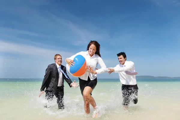 Gli uomini d'affari si divertono sulla spiaggia — Foto Stock