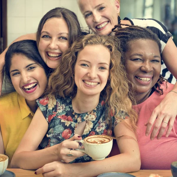 Mulheres bebendo café — Fotografia de Stock