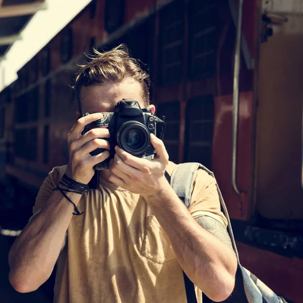 Mann mit Kamera am Bahnhof — Stockfoto