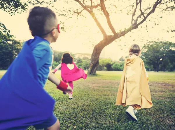 Superhéros Enfants jouant ensemble — Photo