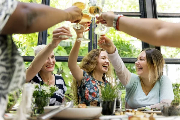 Frauen essen zu Abend — Stockfoto