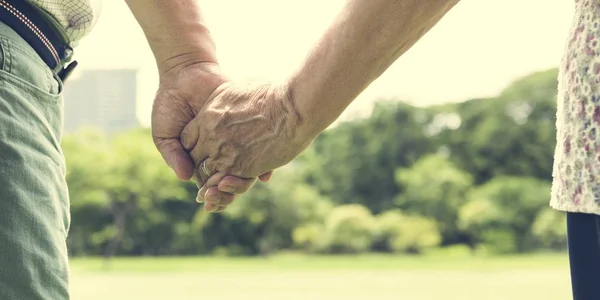 Olderly par hålla händerna — Stockfoto