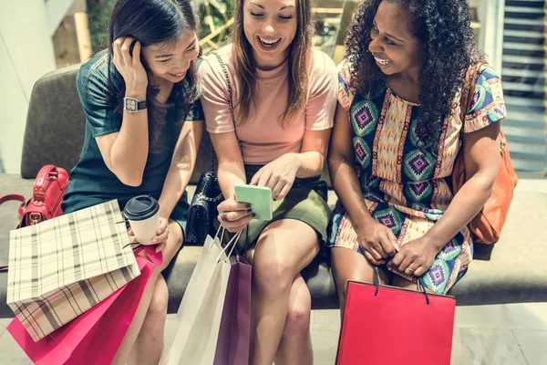 Chicas felices usando móvil — Foto de Stock