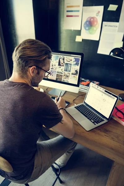 Hombre trabajando en la computadora — Foto de Stock