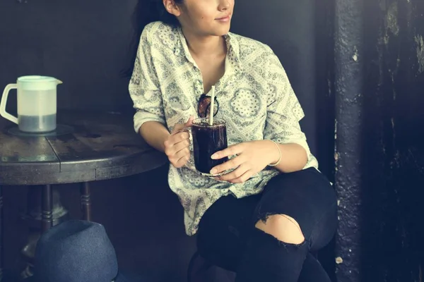 Asian woman in cafe holding cup — Stock Photo, Image