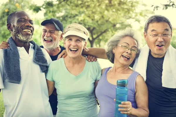 Sportiga Senior vänner på park — Stockfoto