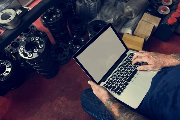 Dizüstü bilgisayar kullanarak garajda araba tamircisi — Stok fotoğraf