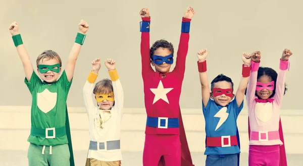 Superhéroe Niños jugando juntos — Foto de Stock