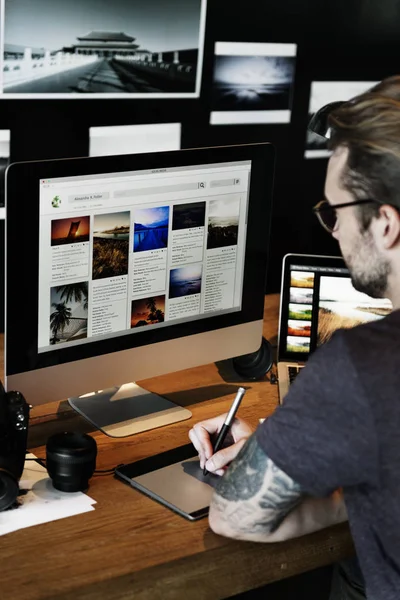 Uomo che lavora al computer — Foto Stock