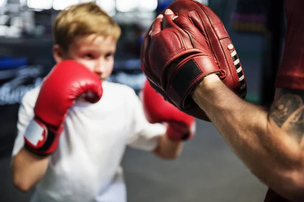 Gutt boksing i gym – stockfoto