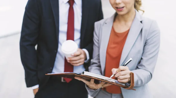 Gli uomini d'affari discutono di lavoro — Foto Stock