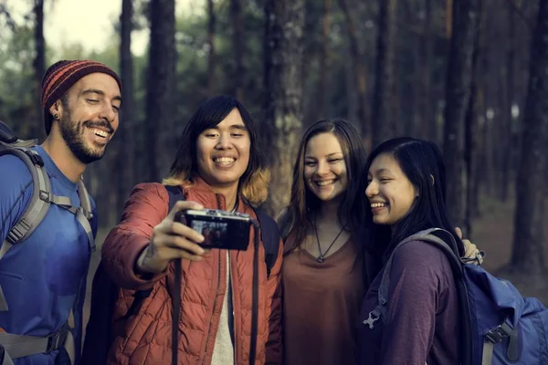 Jóvenes Tomando selfie — Foto de Stock