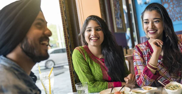 Belos amigos indianos no restaurante — Fotografia de Stock