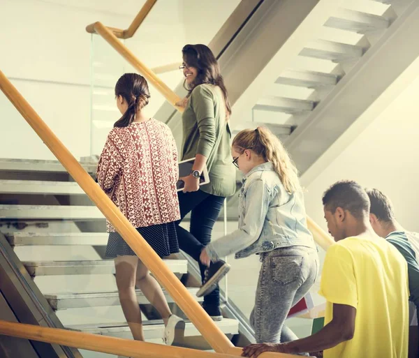 Casual studenter på trappor — Stockfoto