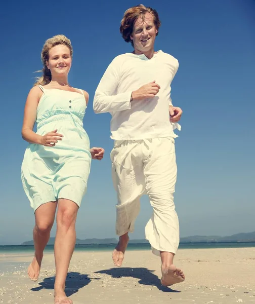 Glad par på stranden — Stockfoto