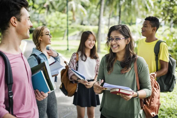 Jóvenes estudiantes con libros — Foto de Stock