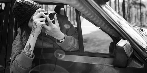 Mężczyzna biorący fotografie z samochodu — Zdjęcie stockowe