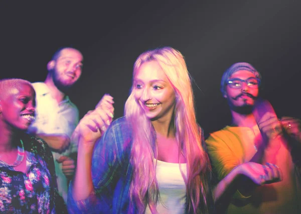 Gente bailando en la fiesta nocturna — Foto de Stock