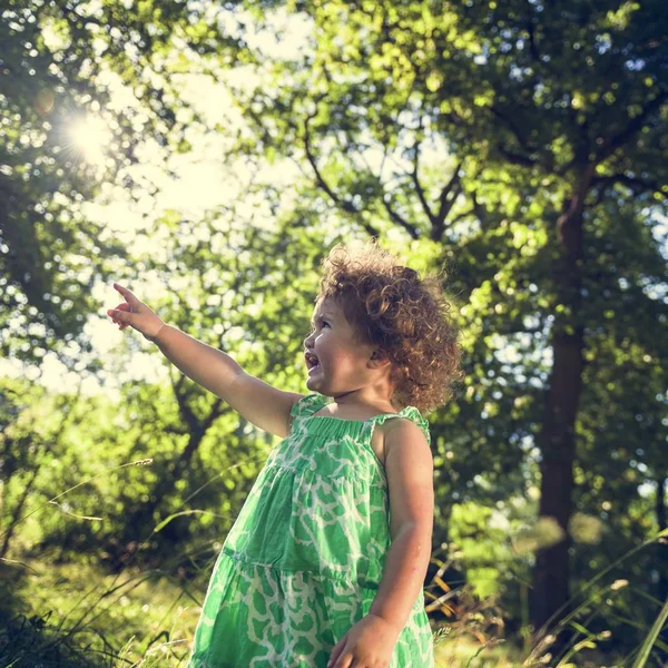 Cute dziewczynka gra na zewnątrz — Zdjęcie stockowe