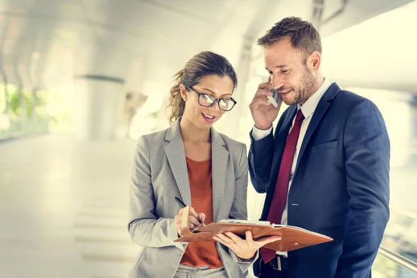 Empresários discutindo trabalho — Fotografia de Stock