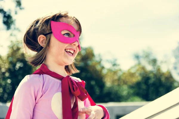 Pequena menina super-herói — Fotografia de Stock