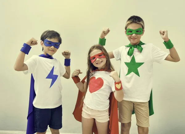 Kinder in Kostümen Superhelden — Stockfoto