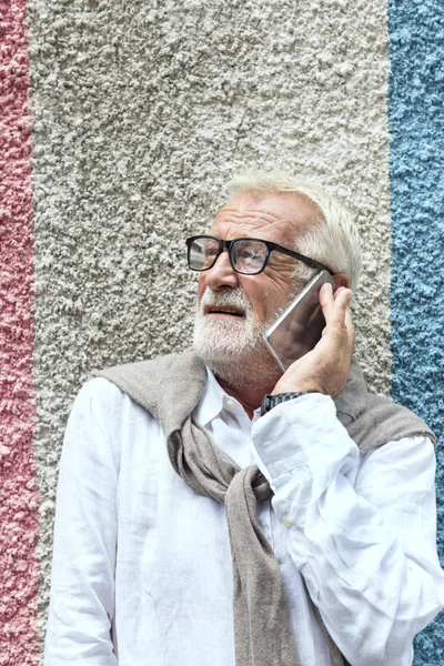Senior Man Χρήση έξυπνο τηλέφωνο — Φωτογραφία Αρχείου