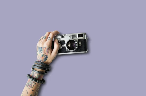 Hand in tatoeages heeft fotocamera — Stockfoto