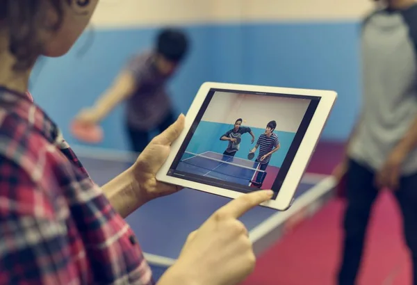 Frau mit digitalem Tablet — Stockfoto